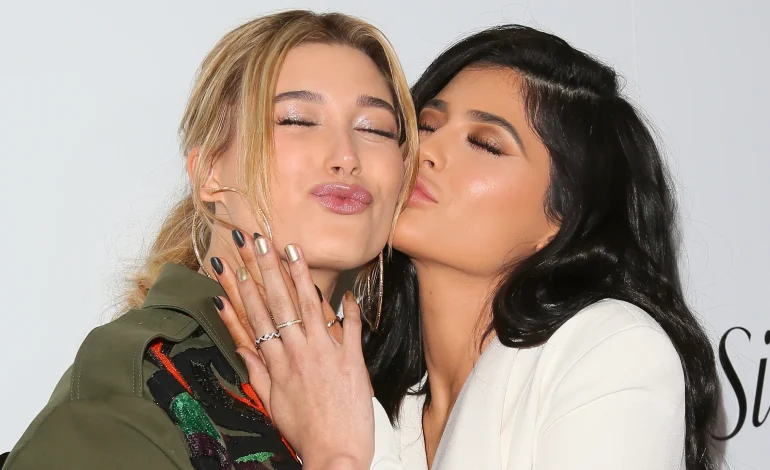 “Tani jemi mama”/ Kylie Jenner bëhet nostalgjike, poston foto të vjetra me Hailey