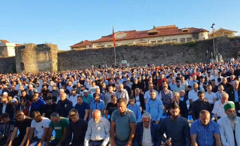 Kurban Bajrami/ Besimtarët falin Namazin në sheshet kryesore të qyteteve