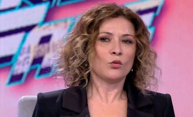 U rrëzua në skenë/ Egla zbulon bisedën me Julin:  S’kisha parë 10 mijë euro bashkë