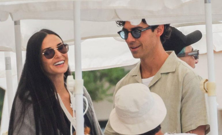 Më shumë se shokë? Joe Jonas dhe Demi Moore kapen mat jashtë një hoteli