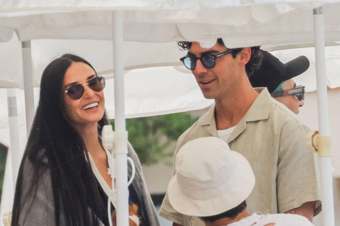 Më shumë se shokë? Joe Jonas dhe Demi Moore kapen mat jashtë një hoteli