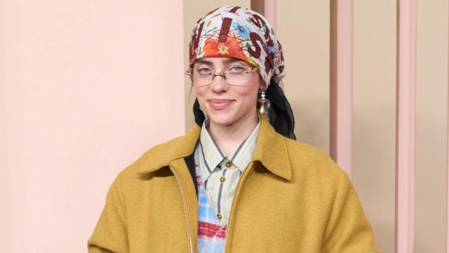 Pranoi se pëlqen vajzat/ Billie indinjohet me fansat: Pse duhet t’u jap shpjegime?