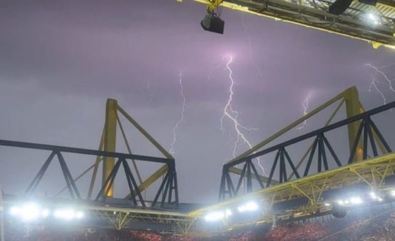 Rrufetë ndërpresin sfidën Danimarkë-Gjermani, lojtarët mbyllen në dhoma