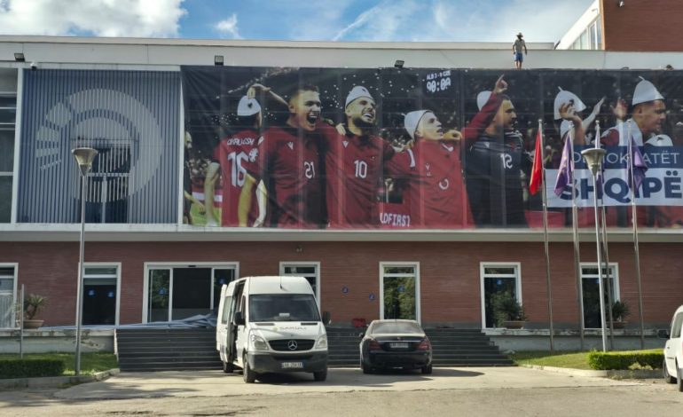 FOTO/ Ndryshon ballina në selinë e PD, banderolë me lojtarët e Kombëtares