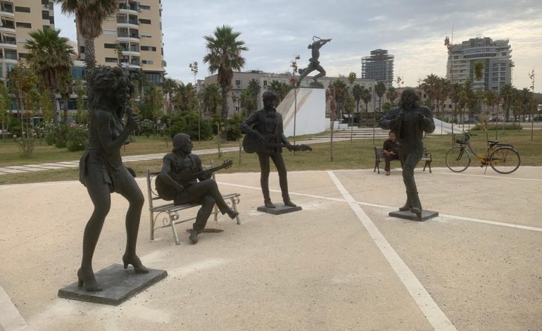 Skulpturat e parkut në Durrës vazhdojnë të zhvendosen pa kriter