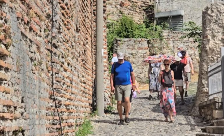 Turistët nuk duan vetëm detin/ Të interesuar për kulturën arkeologjinë dhe natyrën shqiptare