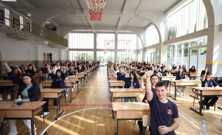 Matura shtetërore 2024, rreth 28 mijë nxënës testohen sot në provimin e gjuhës së huaj