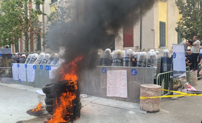 FOTOT/ Opozita protestë para Bashkisë së Tiranës, u vënë flakën masivit të gomave