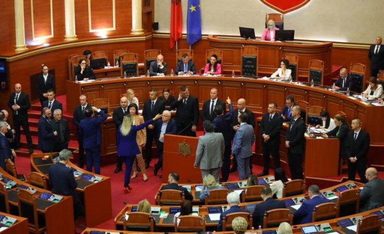 Deputetët demokratë bllokojnë foltoren, Nikolla ndërpret sërish seancën