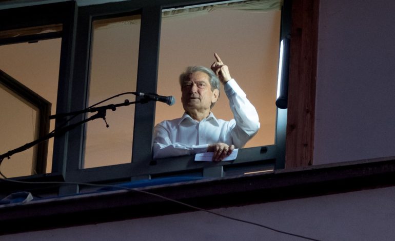 Plagosja e policit në protestën te bashkia e Tiranës, Berisha: Na shpallën luftë, mosbindje totale civile