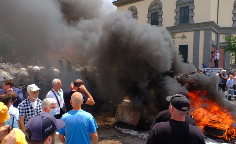 Mbështetësit e opozitës shkaktuan trazira dhe hodhën molotovë në drejtim të Bashkisë së Tiranës, shoqërohen pesë protestues në polici