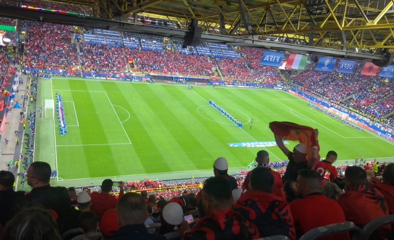 Në kërkim të mrekullisë, tifozët shqiptar ngjyrosin Iduna Park, atmosferë fantastike (VIDEO)