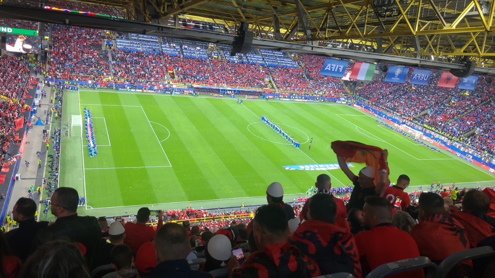 Në kërkim të mrekullisë, tifozët shqiptar ngjyrosin Iduna Park, atmosferë fantastike (VIDEO)