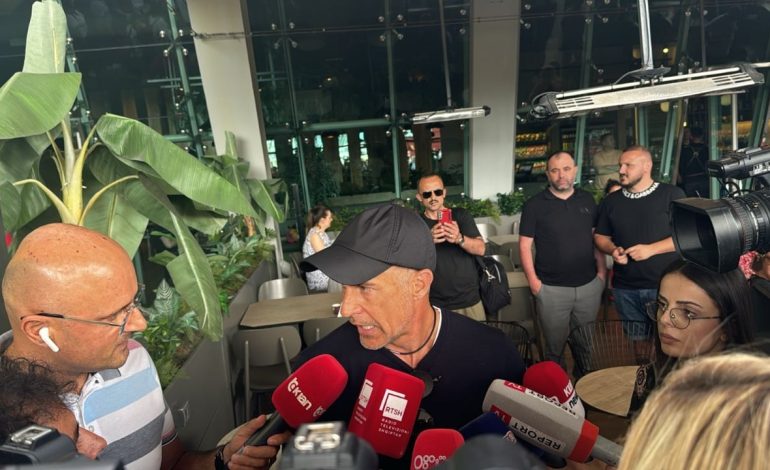 Kombëtarja kthehet në Tiranë, por pritja shumë e ftohtë në aeroport për kuqezinjtë! Sylvinho driblon për kontratën