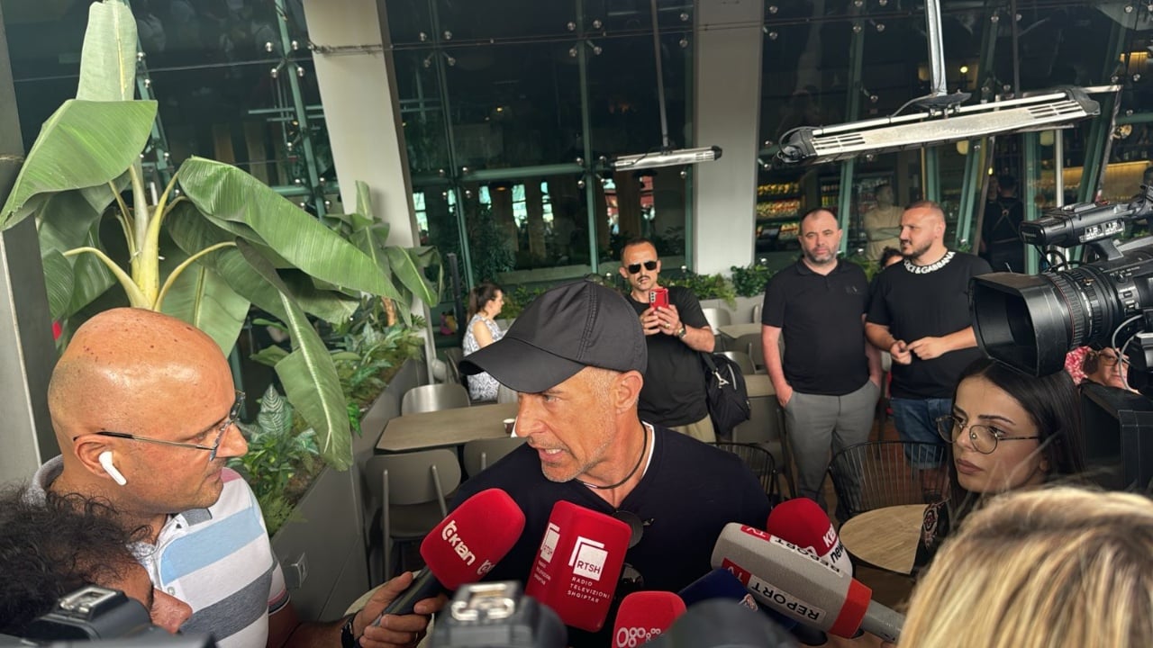 Kombëtarja kthehet në Tiranë, por pritja shumë e ftohtë në aeroport për kuqezinjtë! Sylvinho driblon për kontratën