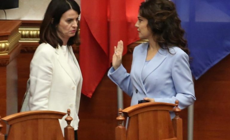 FOTOT/ Spiropali “këshillon” Koçiun, Kryemadhi diskuton me Vasilin pas kërkesës së Metës për divorc, çfarë nuk u pa nga seanca në Kuvend