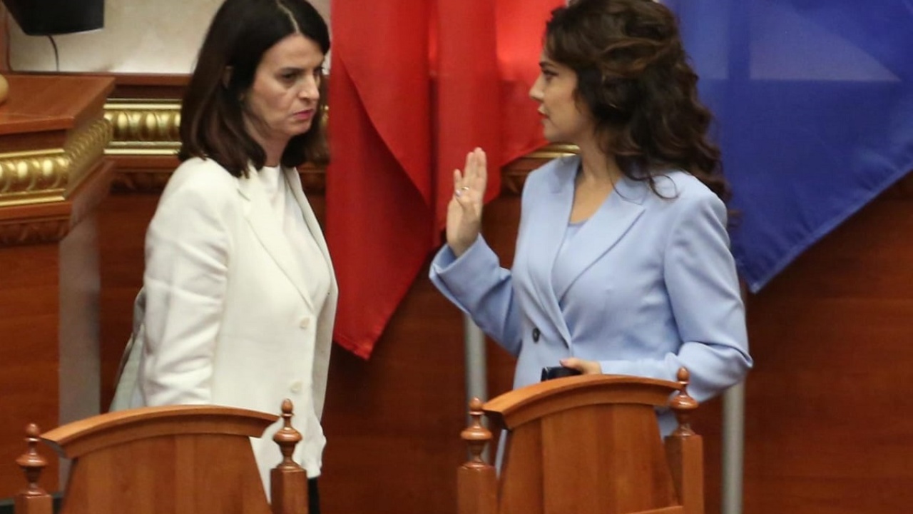 FOTOT/ Spiropali “këshillon” Koçiun, Kryemadhi diskuton me Vasilin pas kërkesës së Metës për divorc, çfarë nuk u pa nga seanca në Kuvend