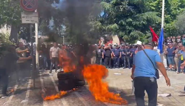 Kaos dhe tensione si brenda dhe jashtë Kuvendit! Protestuesit i vënë flakën gomave, hedhin molotov