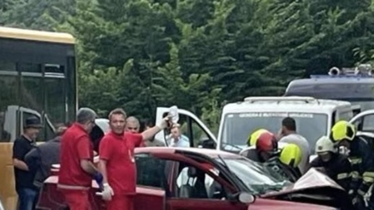 Aksident i rëndë në Prishtinë! 1 i vdekur dhe 14 të plagosur nga përplasja e autobusit