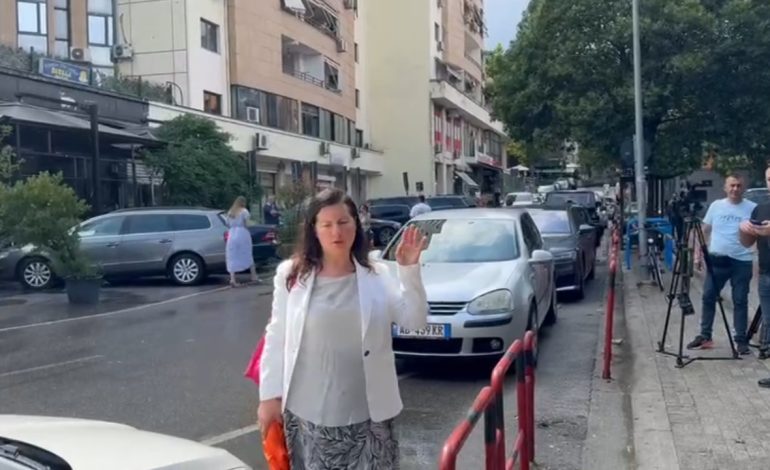 Hetimet tek Onkologjiku/ Mjekët dalin para Gjykatës së Tiranës, Alketa Pere: Jam e pafajshme! Më keni mërzitur ju gazetarët, më keni shtrembëruar fotot
