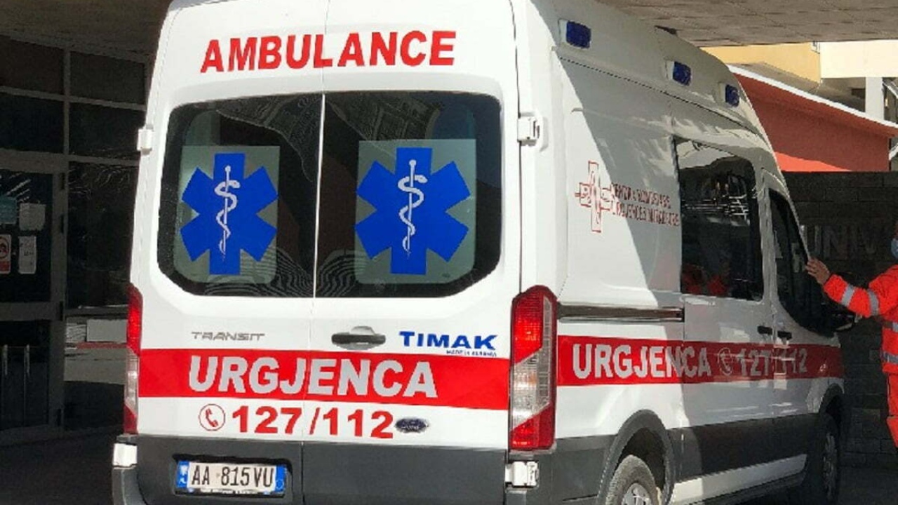 Roja i parkingut plagos 30-vjeçarin, e goditi me bërryl në fytyrë pas sherrit