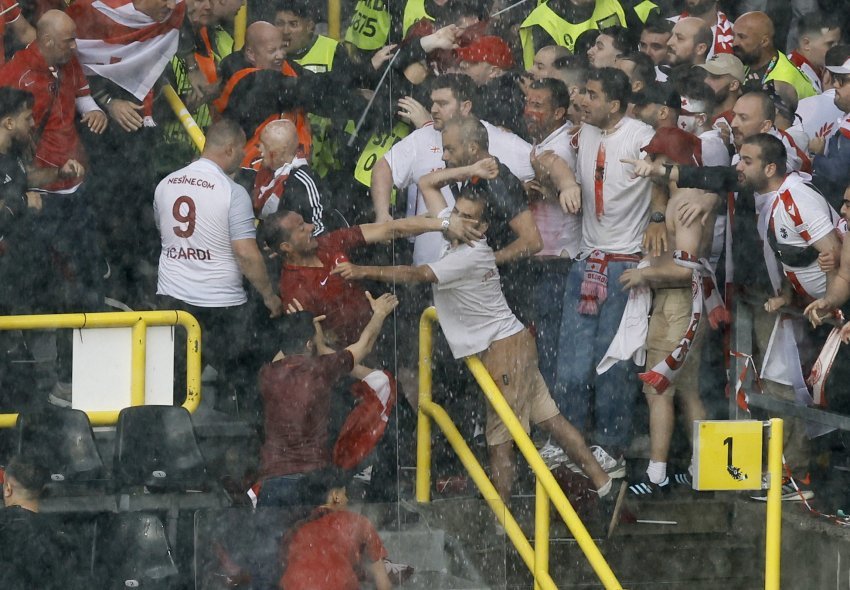 Turqi-Gjeorgji, kaos në Dortmund. Tifozët përleshen në stadium
