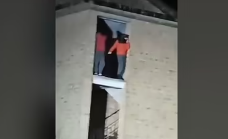 Video/ Dy azilkërkues në Britani hipin në ndërtesë, kërcënojnë se do të vetëvriten