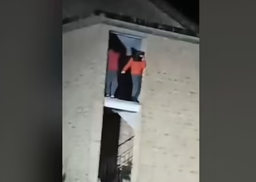 Video/ Dy azilkërkues në Britani hipin në ndërtesë, kërcënojnë se do të vetëvriten