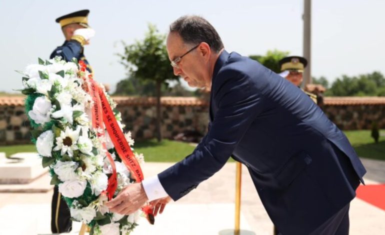 Presidenti Begaj vizitë në Kosovë, nderohet me titullin “Qytetar nderi i Deçanit”