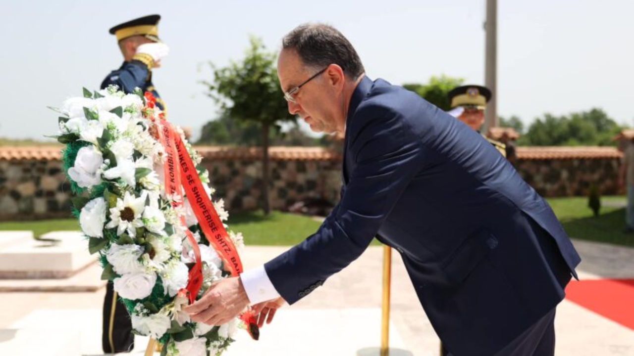 Presidenti Begaj vizitë në Kosovë, nderohet me titullin “Qytetar nderi i Deçanit”