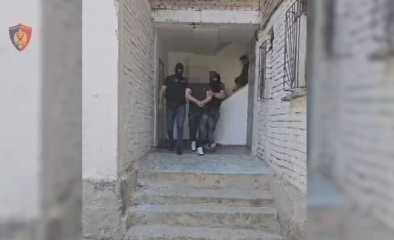 EMRI/ Tentoi të vriste një person me armë zjarri, vihet në pranga 57-vjeçari i dënuar me 15 vite burgim