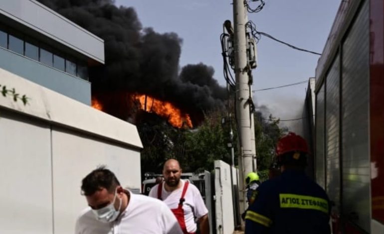 FOTOT/ Merr flakë fabrika e materialeve izoluese në Athinë, shënohen shpërthime të vazhdueshme! Rezulton të jetë në pronësi të…