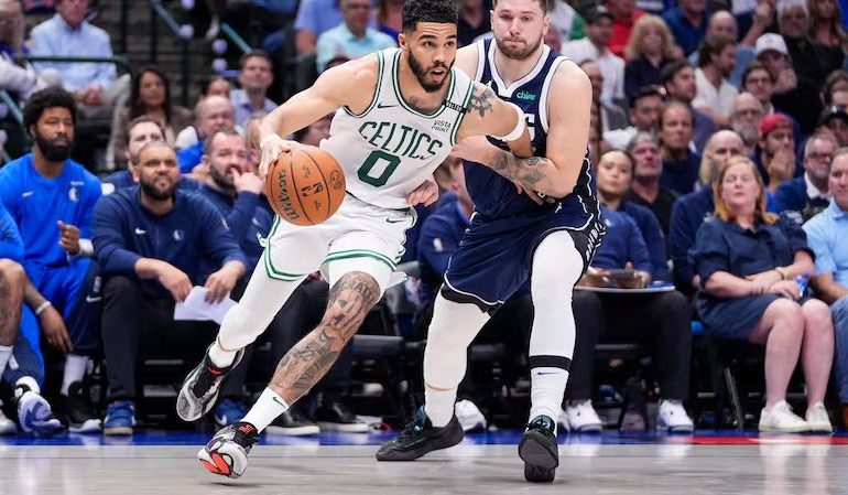 Boston “prek” titullin në NBA, fiton edhe në fushën e Dallas Mavericks (VIDEO)