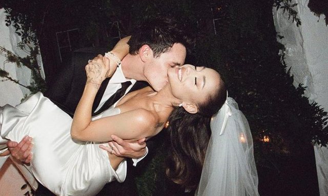 Foto/ Ish-i i Ariana Grande rigjen dashurinë në krahët e aktores së njohur