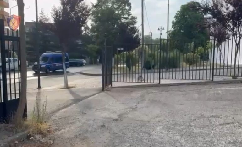 Akuzohen se plagosën rëndë një person, vihen në pranga tre vëllezërit (EMRAT)