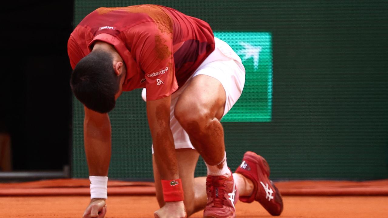 Surpriza në “Roland Garros”, dëmtohet Djokovic, përcaktohen gjysmëfinalistët
