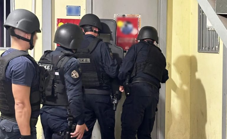 EMRAT/ Operacion kundër prostitucionit në Greqi, arrestohen 3 shqiptarë, mes tyre edhe një grua! Shpallen në kërkim dy të tjerë