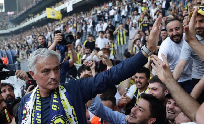 “Ëndrrat tua janë ëndrrat e mia”, Mourinho ndez Stambollin: Fenerbahce, tani familja ime (VIDEO)