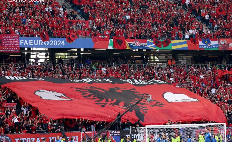 “Ambasadorët” e Shqipërisë, UEFA befasohet nga tifozët kuqezi, derbi i Ballkanit shoqërohet me…përqafime (FOTO+VIDEO)