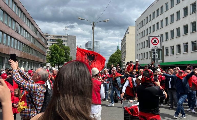 Dortmundi ‘vishet’ kuqezi/ Tifozët shqiptarë nisin festën, me plisa në kokë, veshje popullore dhe flamuj në duar