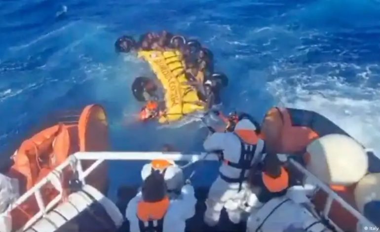 Akuza të rënda kundër rojeve bregdetare europiane, dyshohet se autoritetet greke morën refugjatë nga toka dhe i hodhën sërish në det