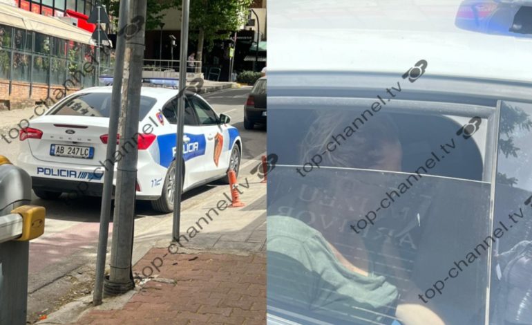 Foto lajm/ Prekëse! Policët mbajnë në makinë fëmijën tre muajsh të njërës prej të dyshuarave të grupit kriminal