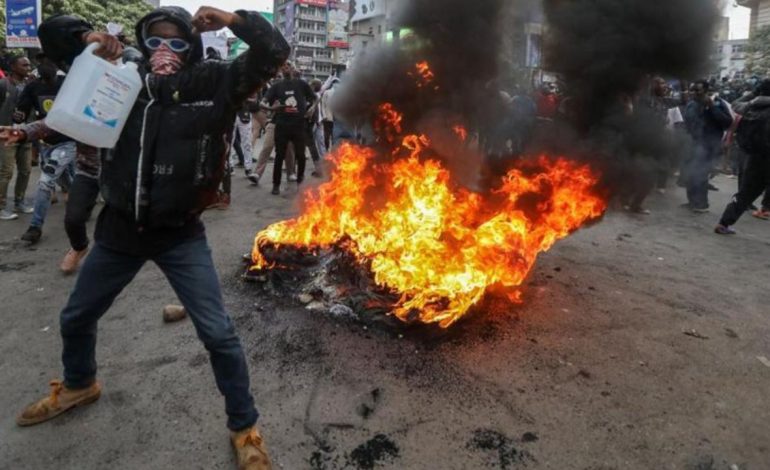 Protestuesit i vënë flakën Parlamentit të Kenias/ Dy të plagosur, deputetët fshihen në bodrumin e godinës									
									 25/06/2024 14:40
