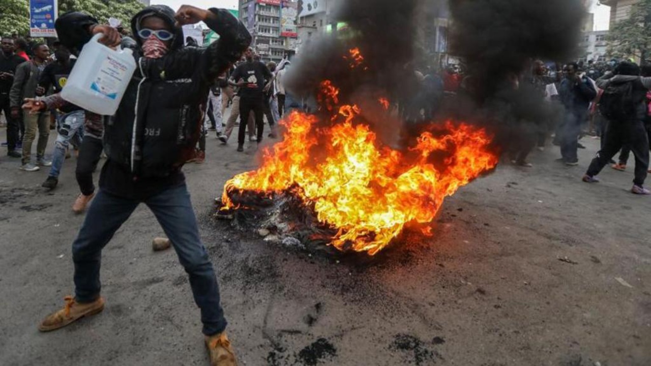 Protestuesit i vënë flakën Parlamentit të Kenias/ Dy të plagosur, deputetët fshihen në bodrumin e godinës									
									 25/06/2024 14:40