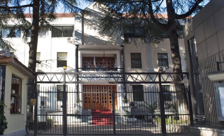 Falsifikonte kartat e identitetit për personat që kalonin ilegalisht kufirin, Apeli lë në burg specialistin e Zyrës së Shërbimit Pogradec