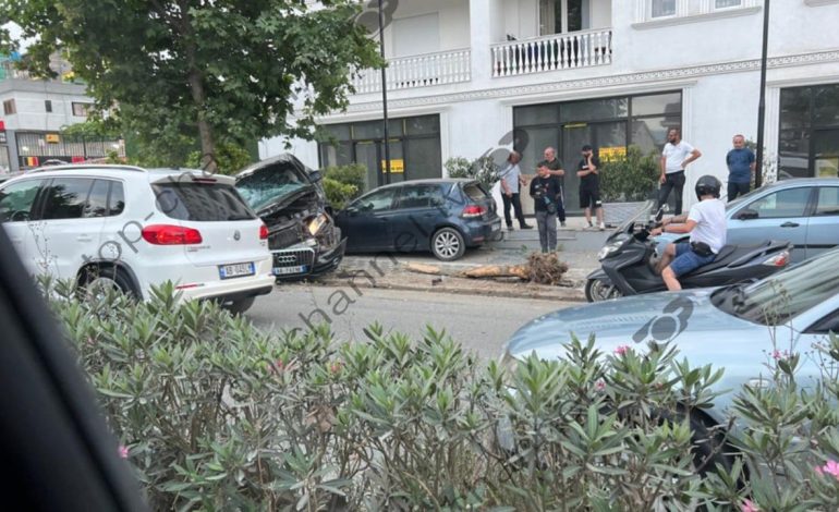 Foto/ Aksident i rëndë në Institut, makinat përfundojnë mbi trotuar