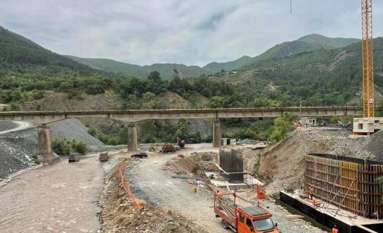 Rama publikon pamje nga kantieri i aksit rrugor Elbasan-Qafë Thanë: Lidh Shqipërinë me Maqedoninë e Veriut dhe Bullgarinë