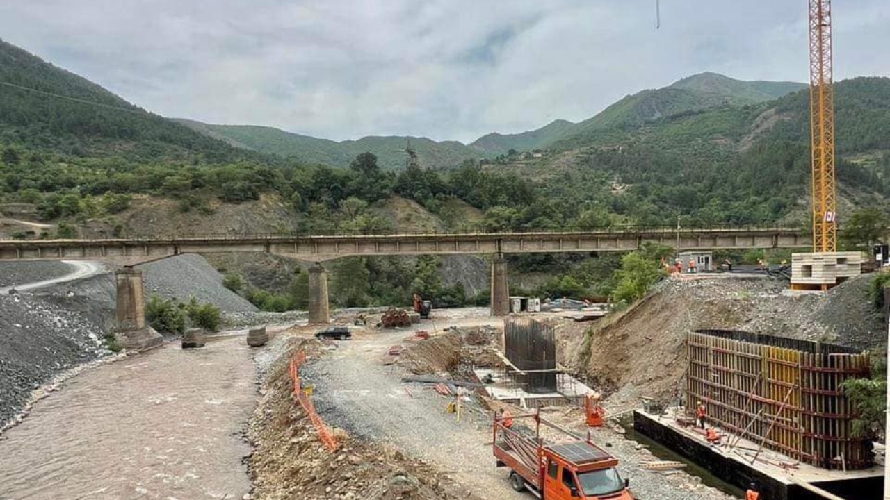 Rama publikon pamje nga kantieri i aksit rrugor Elbasan-Qafë Thanë: Lidh Shqipërinë me Maqedoninë e Veriut dhe Bullgarinë