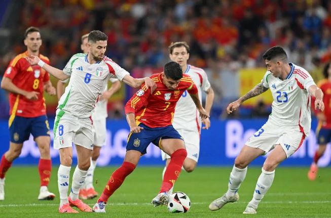 Luajnë si të kualifikuar ndaj Shqipërisë, Spanja triumfon dhe i jep leksione futbolli Italisë