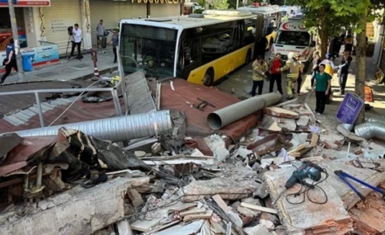 VIDEO/ Shembet pallati në Stamboll, 1 viktimë dhe 8 të plagosur! Nën rrënoja dëgjohen zëra të njerëzve									
									 02/06/2024 12:47